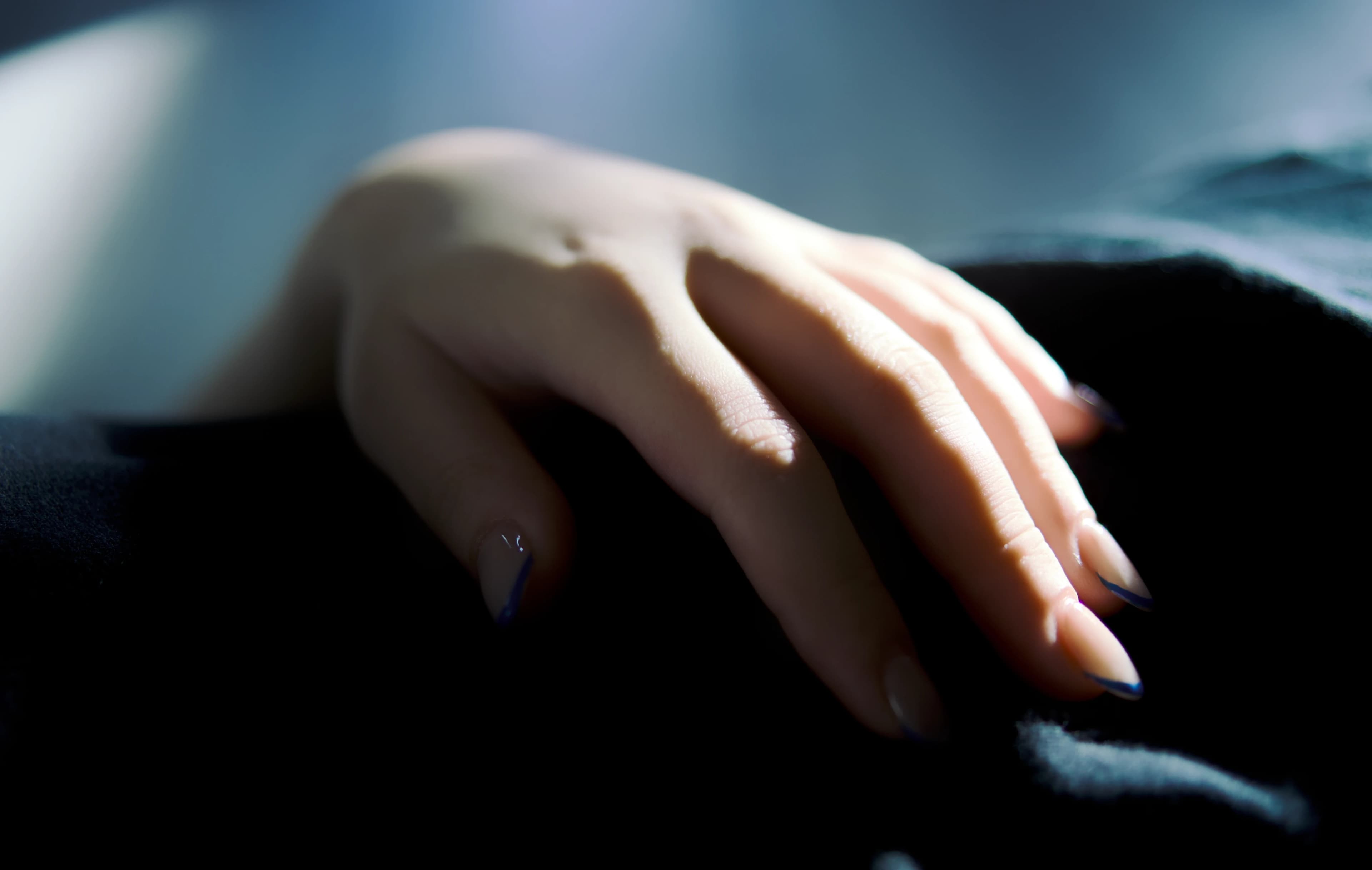 下午躺在地板上，的李嬙的手。