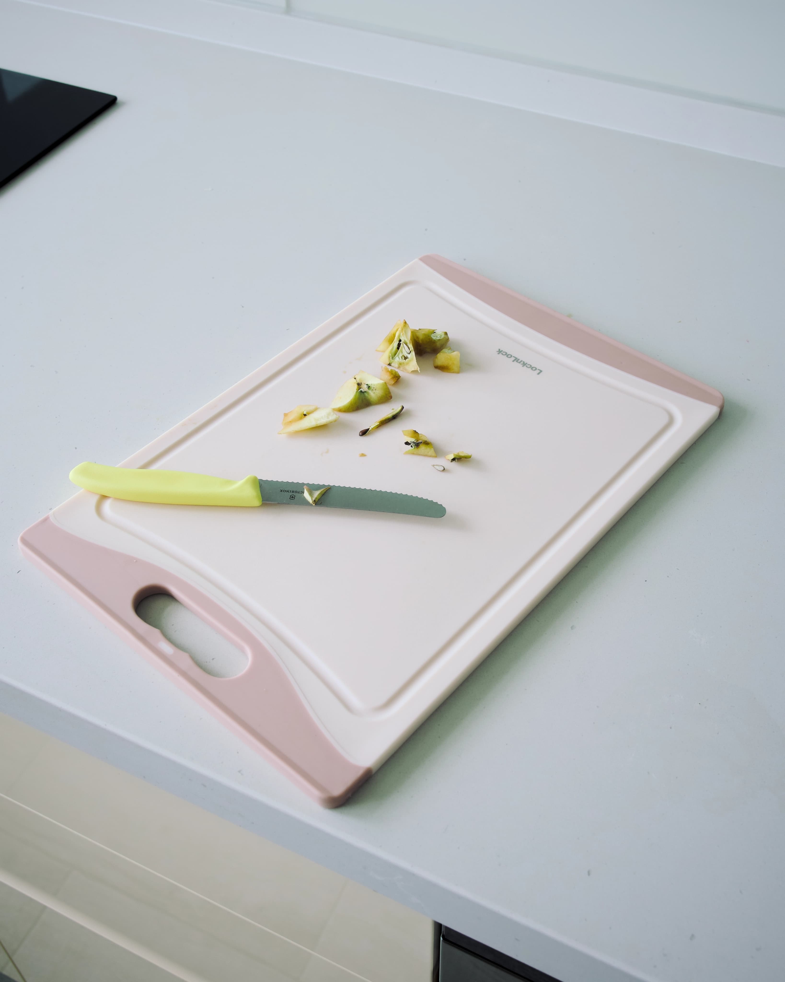 中午切來搭配優洛乳的蘋果。